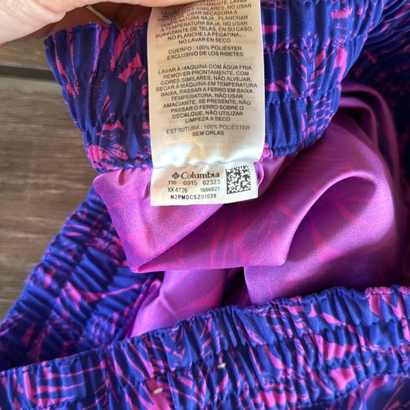 Columbia PFG Women’s Shorts - Size Medium - Purple Floral Shorts w/ Back Pocket - Picture 8 of 9